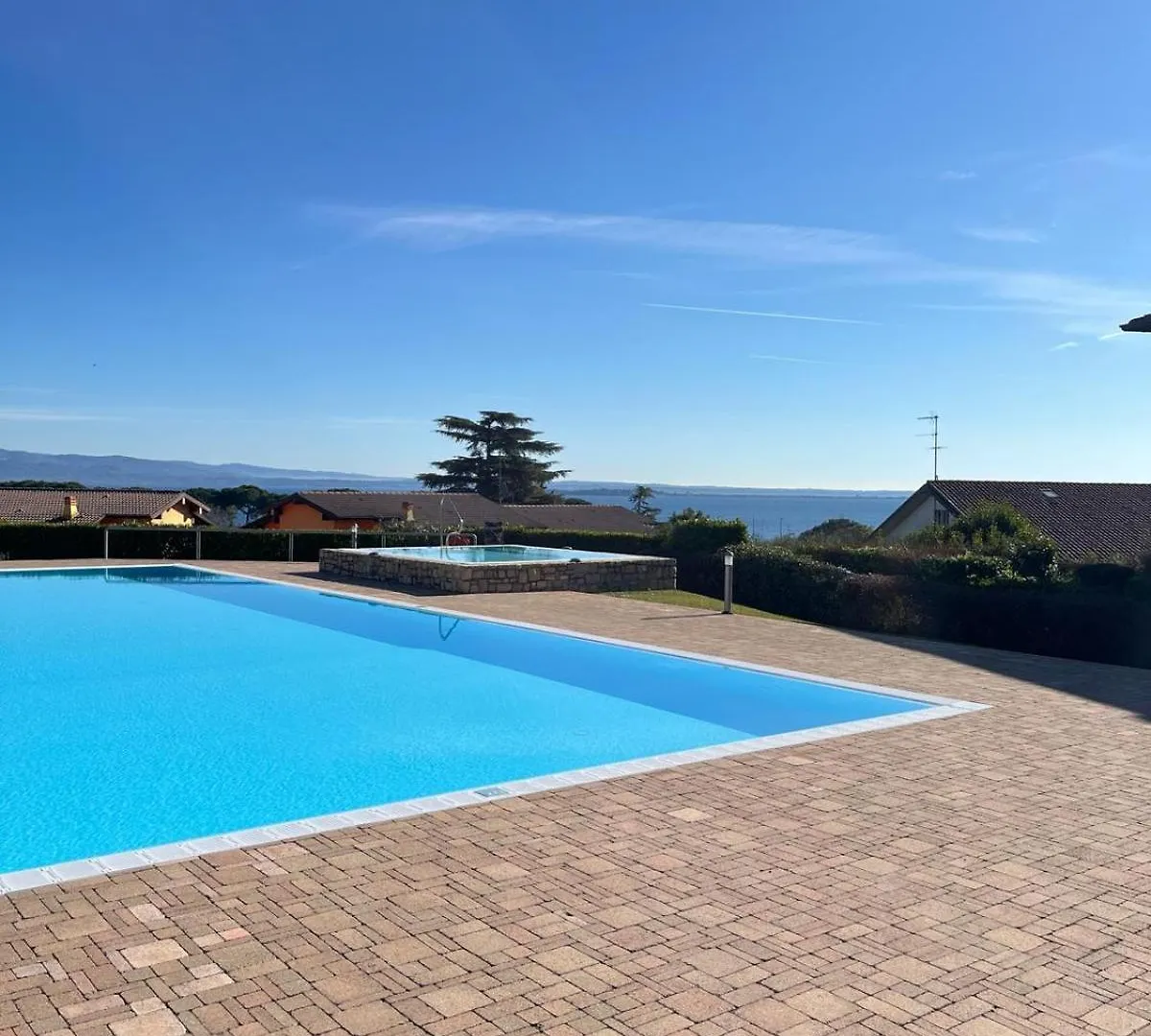 Apartment Casa Dei Fiori, Appartamento Vista Lago, Piscina, Parcheggio Padenghe sul Garda Italy